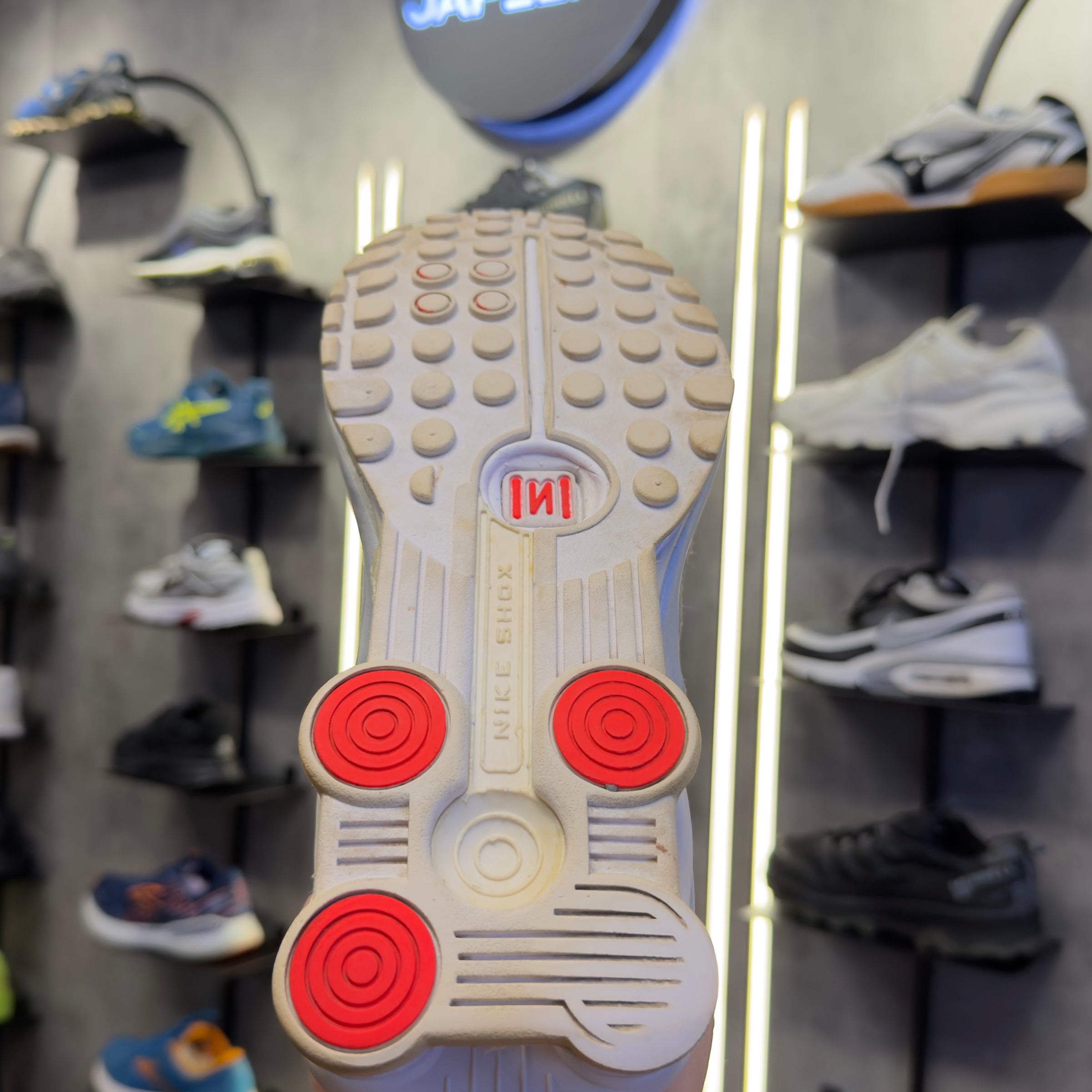 Nike Shox R4